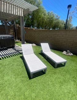 Pool lounge chairs