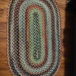 27 X 46 HANDMADE WOOL RUG Never Used