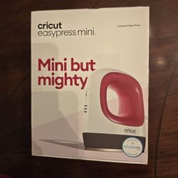 Cricut EasyPress Mini, Raspberry - Compact Handheld