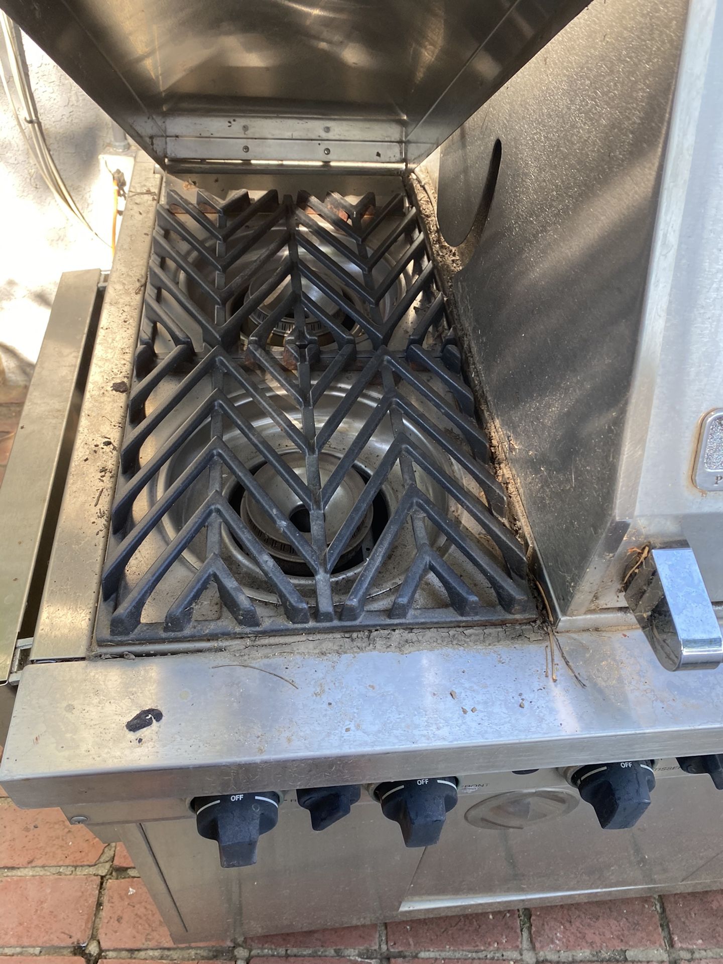 Viking outdoor Grill with 2 side burners, grill needs new parts for