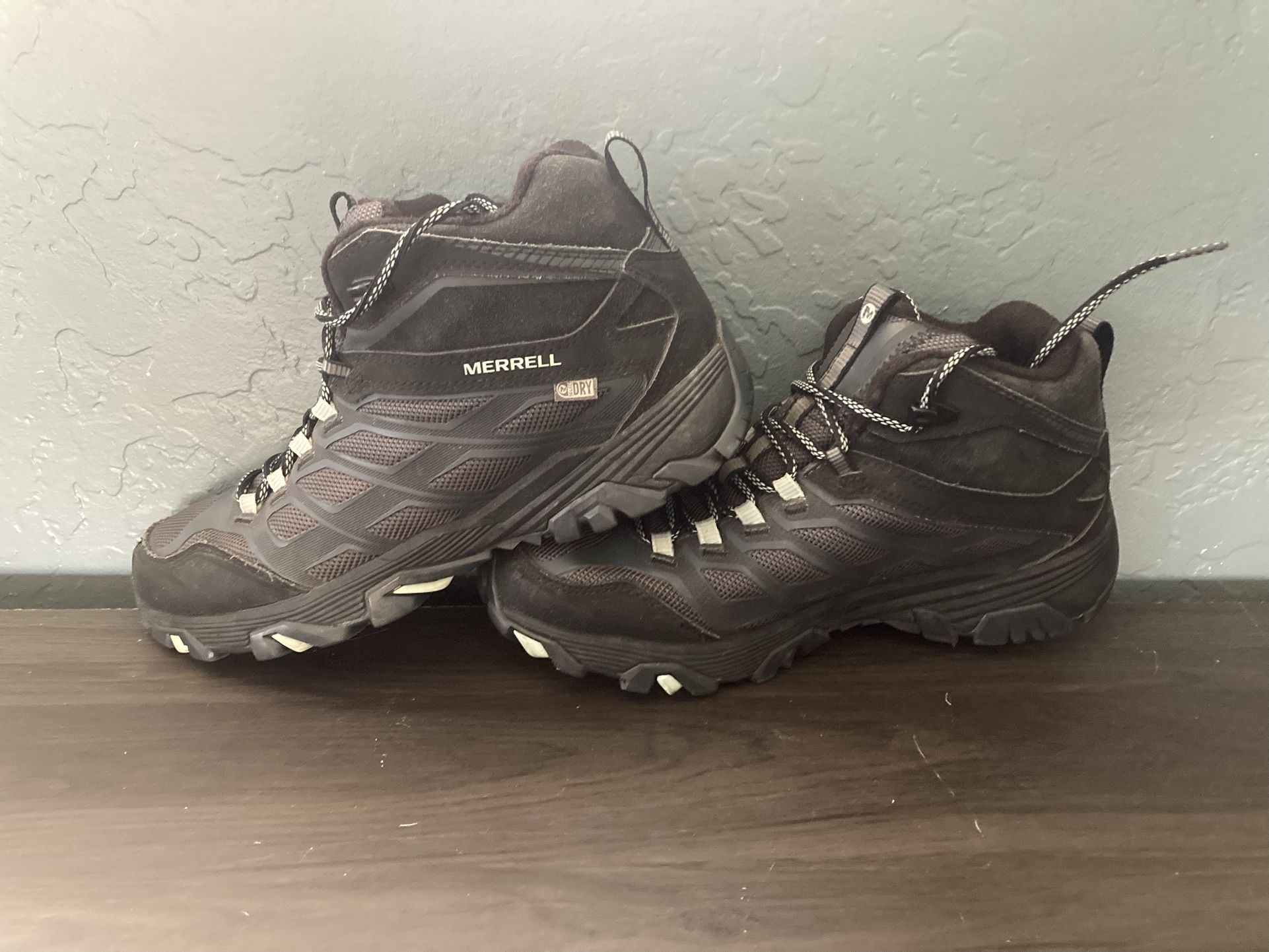 MERRELL Women’s Size 9.5 Granite Hiking Boots Shoes. Black/ Gray Color.