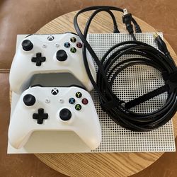Xbox One S 1TB – Lightly Used, 2 Controllers + Original Cables 🎮