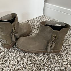NEW UGGS BOOTS SIZE 4.5