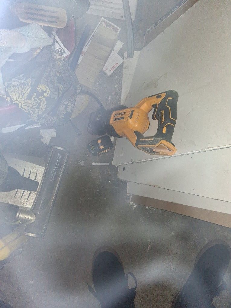 Dewalt Sawzaw An Dewalt Tap 