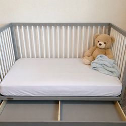 Like New Convertible Crib + Mattress & Storage Drawer – Ready to Use 