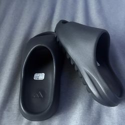 BLACK/ONYX yeezy slides 