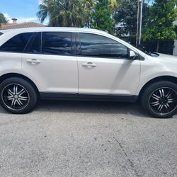 2013 Ford Edge SEL Runs Great. 133000 Miles. Clean Title. Financing. 