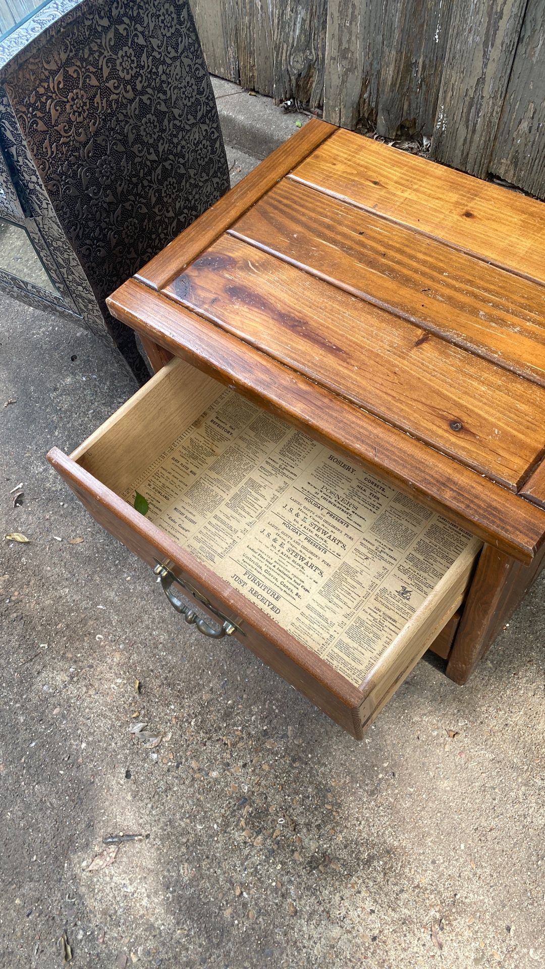 Buró En Buenas Condiciones Uno De Madera Clásica Uno Regular Cromado Color Plata Diseñado