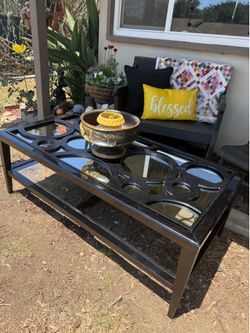 Black mirrored coffee table with circular design insert