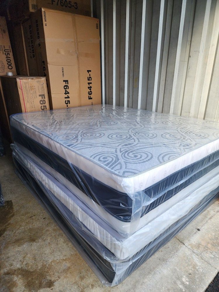 Queen Size Pillowtop Mattress +Box Spring