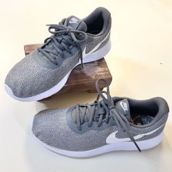 Nike Tanjun Women’s Gray Breathable Mesh Sneakers Athletic Running Shoes Size 10