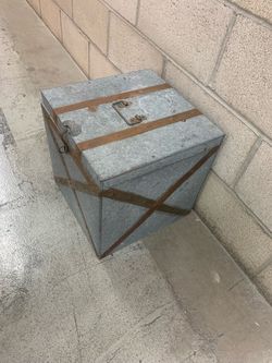 Box/metal box/Vintage milk box