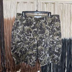 Amazon Essentials green camo print cargo shorts; good condition