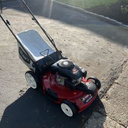 Toro Recycler Lawn Mower that takes grass And Moves On It’s Own 