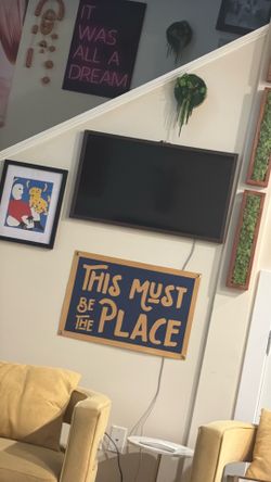 Samsung Frame TV with Wood Frame 32”