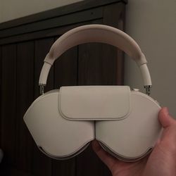 AirPod Maxes Starlight Color