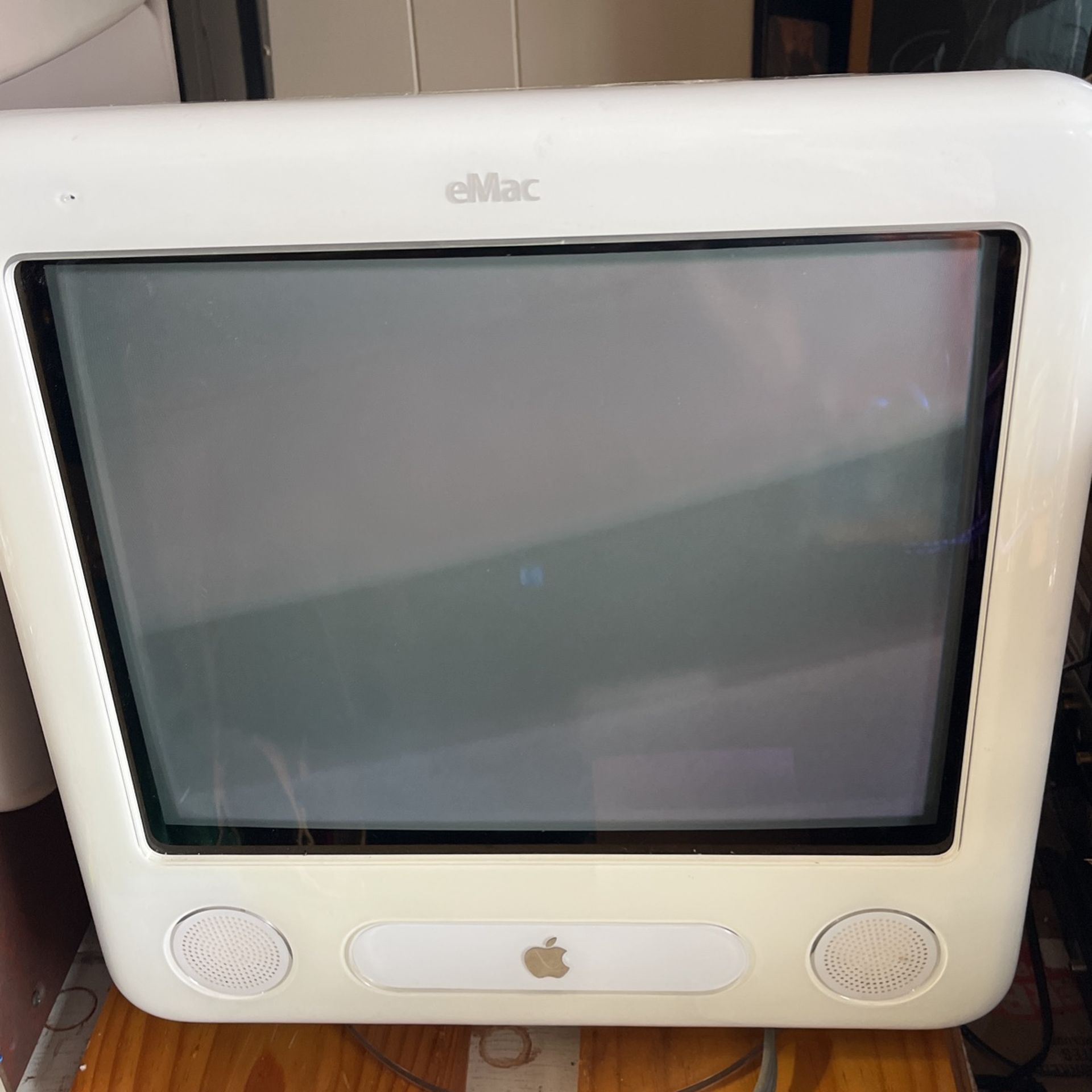 2006 Apple eMac Powers Up