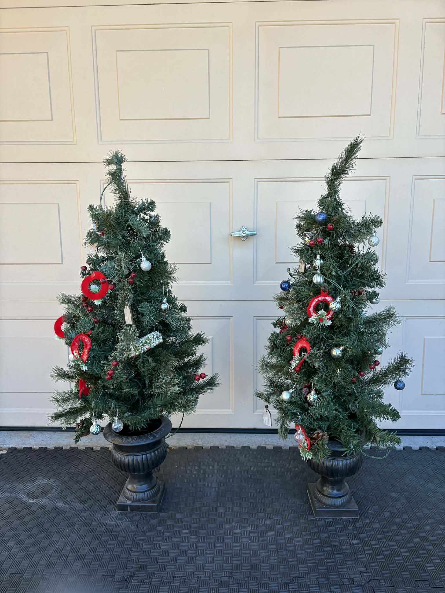 2 Pack Christmas Tree,3FT Artificial Christmas Entrance Tree with Ornaments and Lights Battery Oprated,Mini Xmas Trees for Front Door,Pathway, Tableto