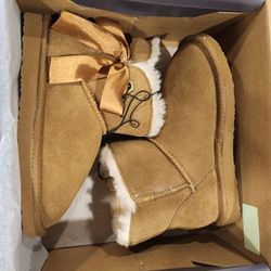 New Never Worn Girls BearPaw Fur Lined Boots Size 2