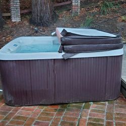 Hot Tub Jacuzzi - 6 Person