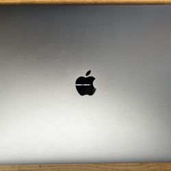 Apple 15.4" MacBook Pro with Touch Bar (Mid 2018, Space Gray) w/ Tech21 Clear Case