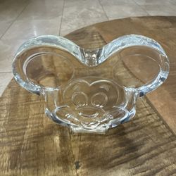 The Walt Disney Mickey Mouse Thick Glass Paper Weight is a collectible featuring the iconic character Mickey Mouse from the Disney franchise. Measurin