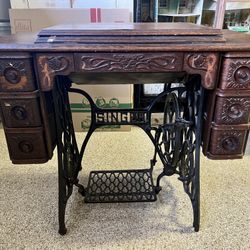 Antique 1903 Singer Sewing Machine in Cabinet