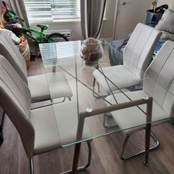 BEAUTIFUL 4 CHAIR DINING SET WITH GLASS N LEGS ATTACHED N SUPER COMFORTABLE SEATS🔥