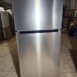 BRAND NEW Vissani
18 cu.ft. Top Freezer Refrigerator in Fingerprint Resistant Stainless Garage Ready