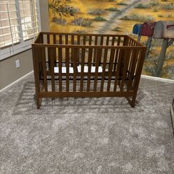 Davinci “Hunter” Convertible Crib NEW