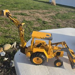 1960 70 John Deere Mostly Metal Tractor Not In The Best Shape Although It's All There