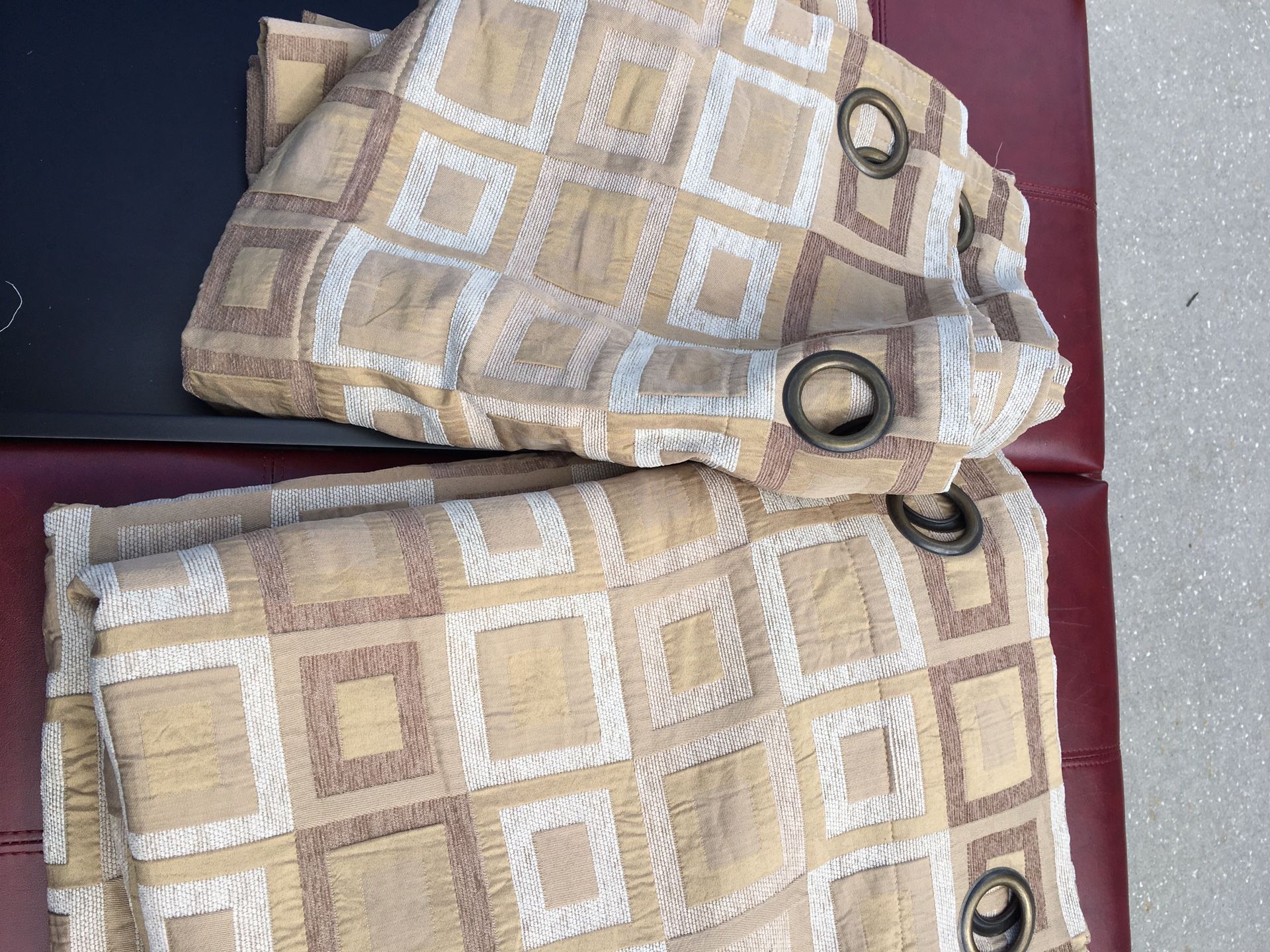 Grommets panels 2 size 54 by 84” & 3 Valences