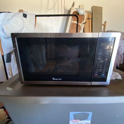 Magic Chef 0.9-Cu. Ft. 900W Countertop Digital Touch Microwave, Stainless Steel (MC99MST)