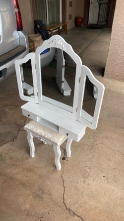 Mirror and seat  vanit girl