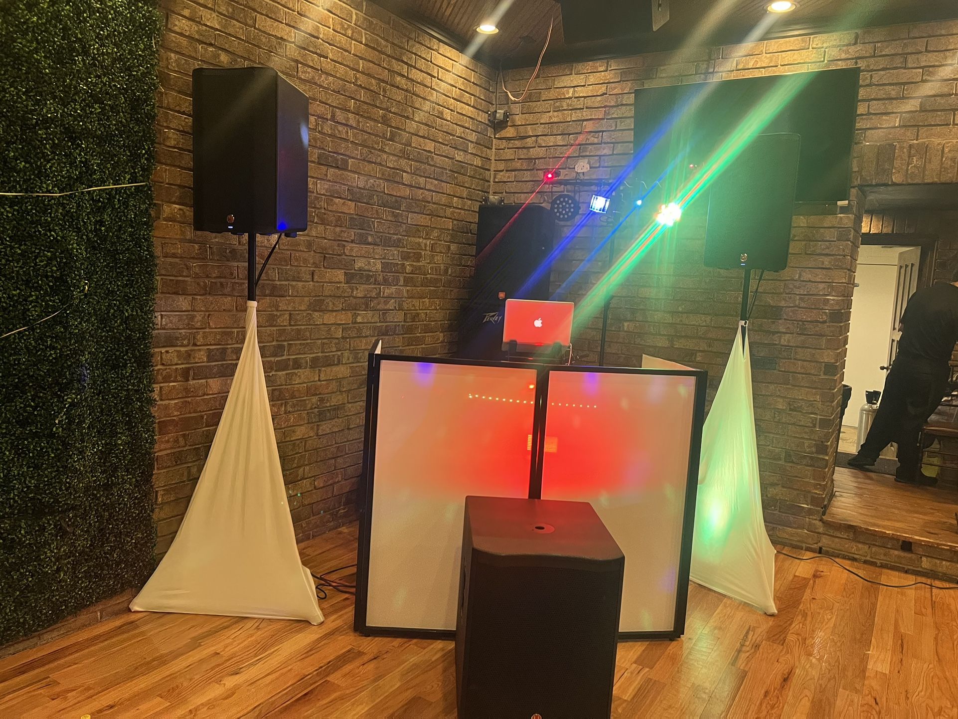 Dj $380 servicio 6 ho De. El Are Para más información Mandar Un Mensage