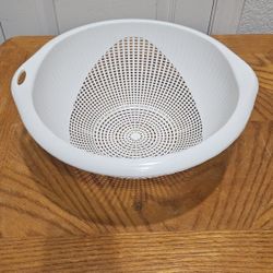 WHITE PLASTIC COLANDER 