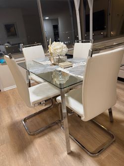 Dining table with 4 seats for sell