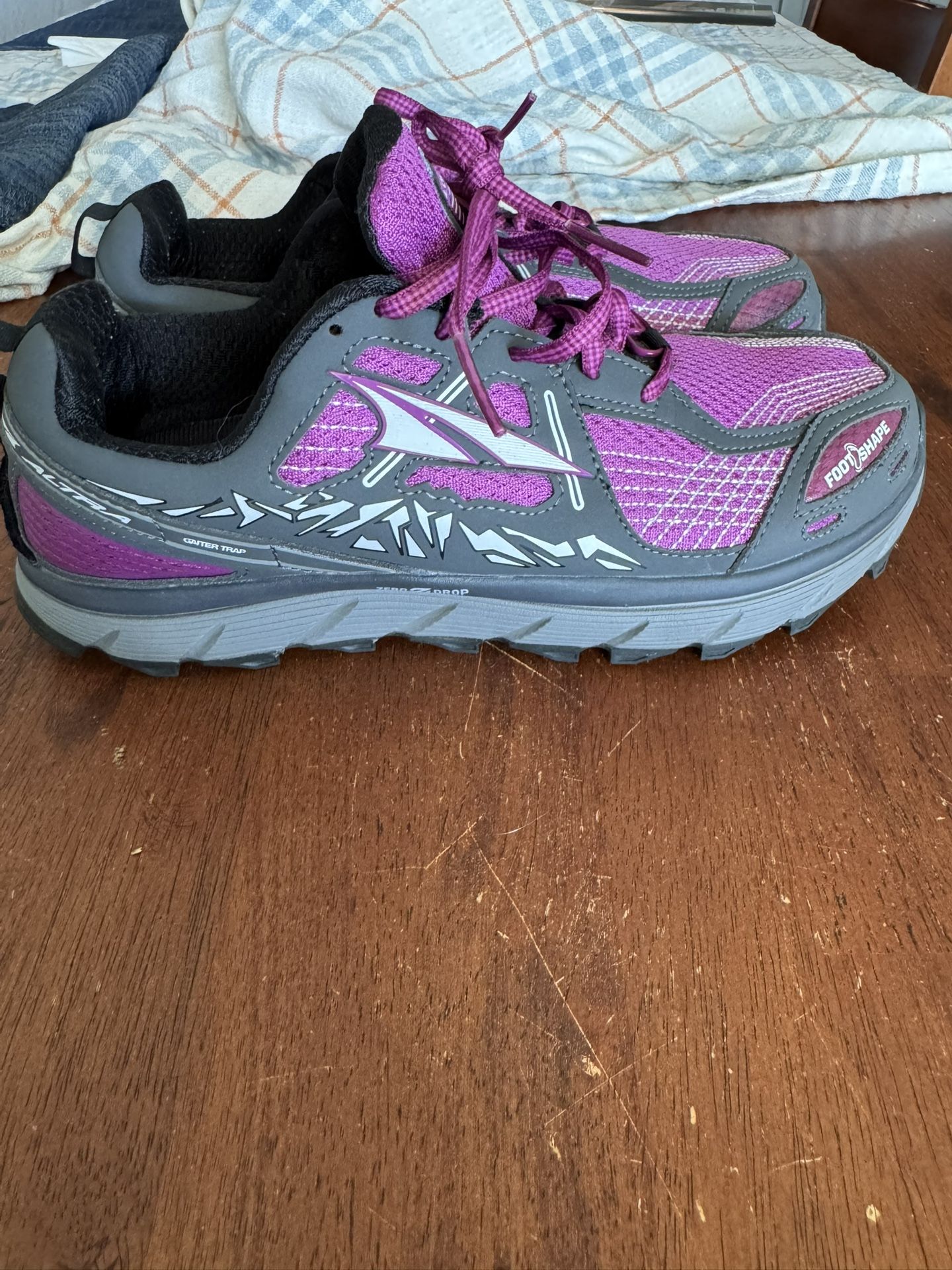 Women’s sz 9.5 Light Weight Hiking/Tennis Shoe