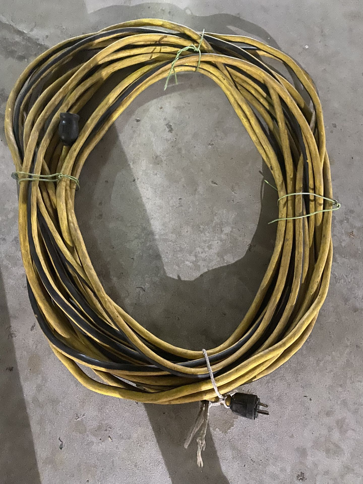 Heavy Duty Outdoor 100 ft Electrical Extension Power Cord 