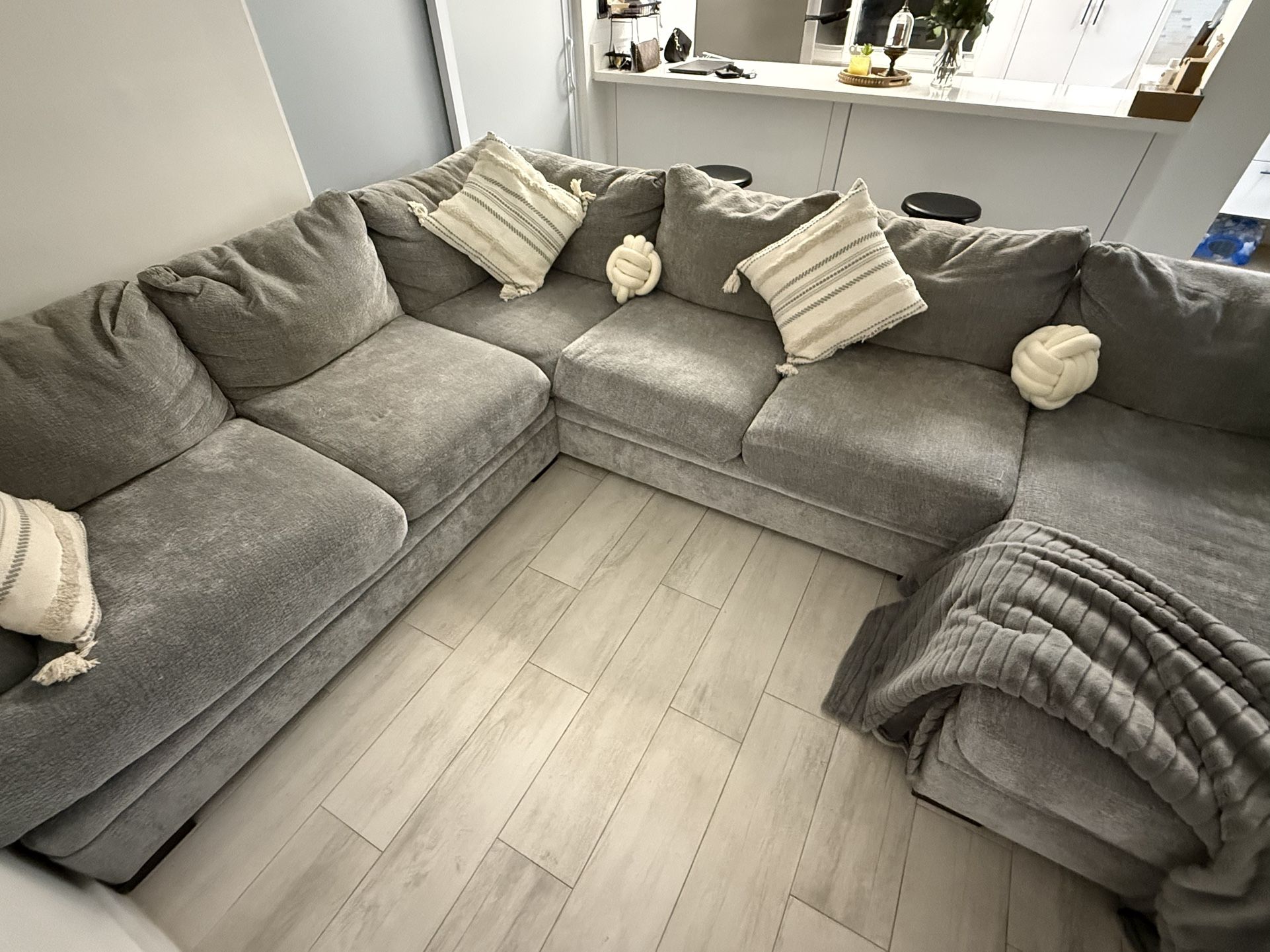 Comfy Couch - Need Gone Asap