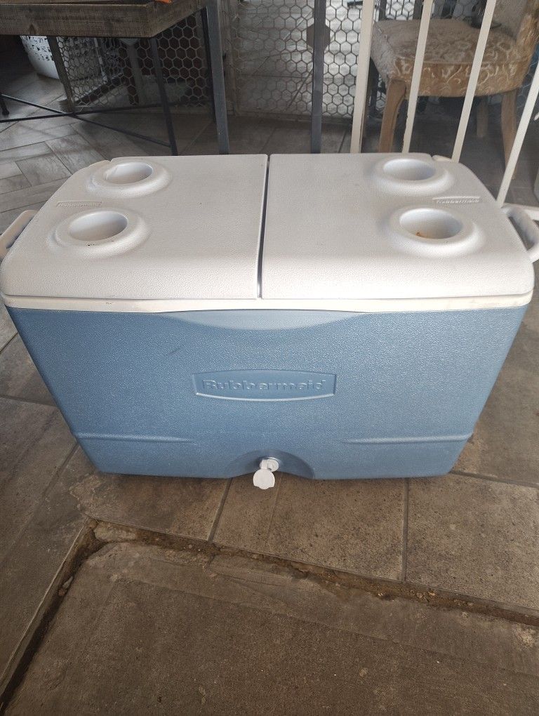 Rubbermaid Cooler