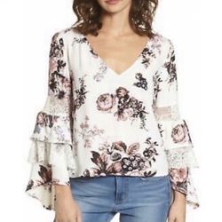 women’s Leith floral bell sleeves with lace detail Size Small v-neckline 