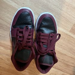 Black/maroon Sneakers