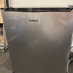 Galanz 2.7 Cu ft One Door Mini Fridge, Stainless Steel Look BRAND NEW