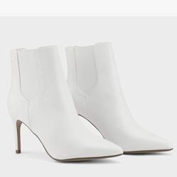 Brand new white boots Dream iParis boots size 9 new