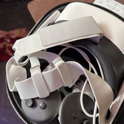 Meta Qwest 3s And Case 