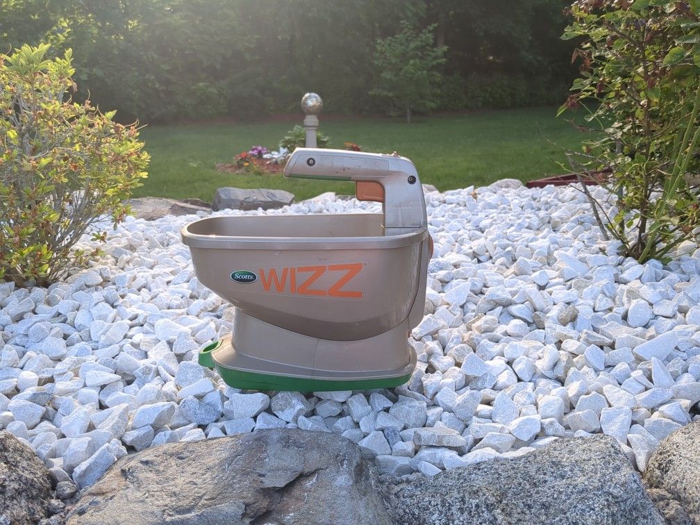 Scotts Wizz Grass Seeder Hand Held Battery Operated