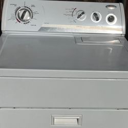 WHIRLPOOL GAS DRYER IN EXCELLENT CONDITION 