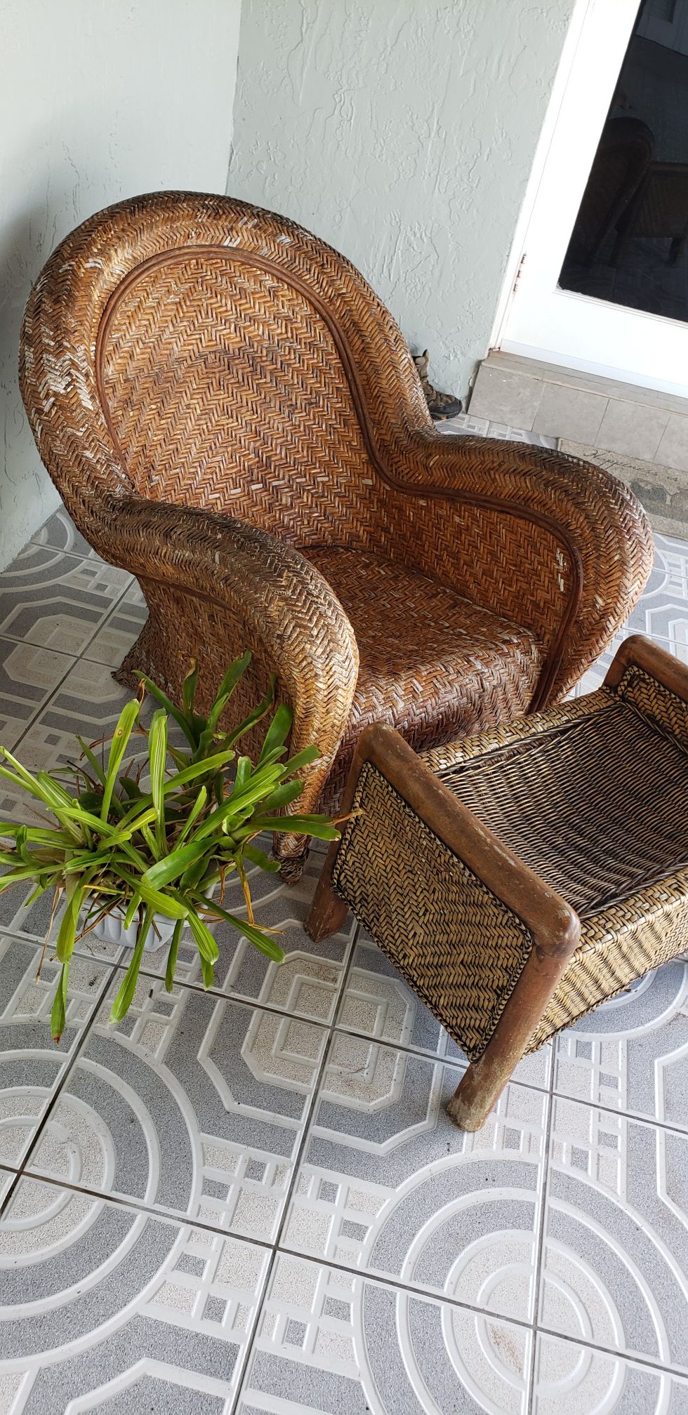 Wicker chair and ottoman Needs staining