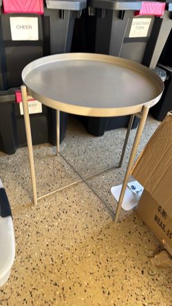 Metal tray table